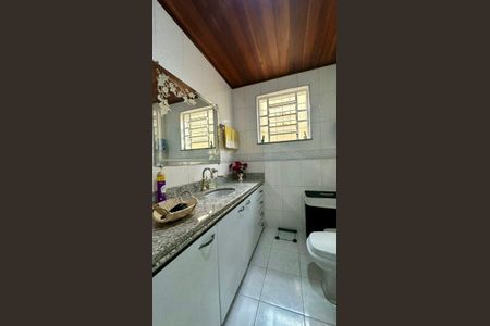 Casa à venda com 282m², 4 quartos e 4 vagasBanheiro 