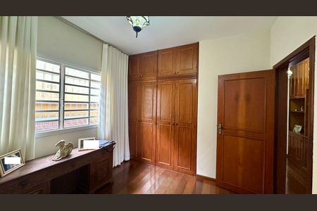 Casa à venda com 282m², 4 quartos e 4 vagasQuarto 