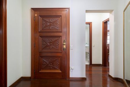 Apartamento à venda com 220m², 4 quartos e 2 vagasEntrada