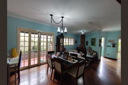 Casa à venda com 315m², 3 quartos e 2 vagas Casa à venda com 315m², 3 quartos e 2 vagasSala