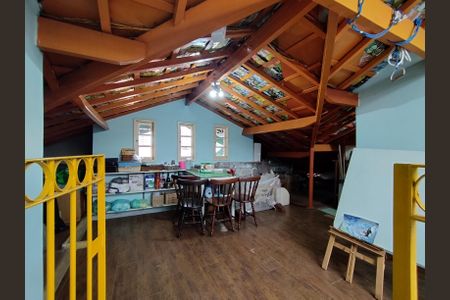 Casa à venda com 315m², 3 quartos e 2 vagas Casa à venda com 315m², 3 quartos e 2 vagasSótão