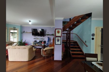 Casa à venda com 315m², 3 quartos e 2 vagas Casa à venda com 315m², 3 quartos e 2 vagasSala