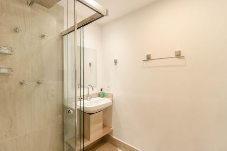 Banheiro de kitnet/studio para alugar com 1 quarto, 27m² em Santo Amaro, São Paulo