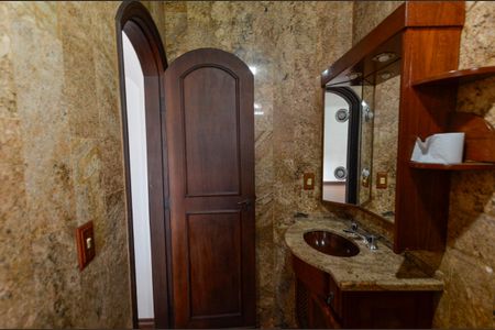 Casa para alugar com 246m², 5 quartos e 4 vagasBanheiro 1