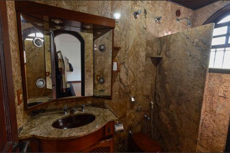 Casa para alugar com 246m², 5 quartos e 4 vagasBanheiro 1