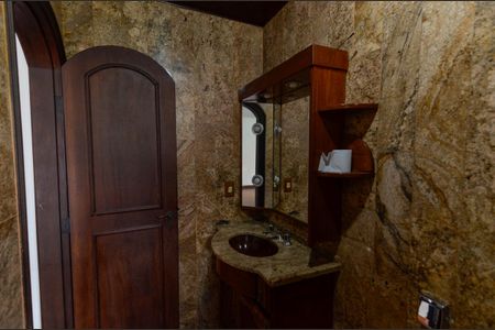 Casa para alugar com 246m², 5 quartos e 4 vagasBanheiro 1