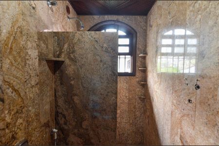 Casa para alugar com 246m², 5 quartos e 4 vagasBanheiro 1