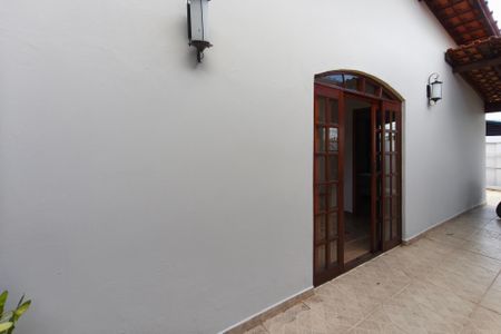 Casa para alugar com 190m², 5 quartos e 4 vagas Casa para alugar com 190m², 5 quartos e 4 vagasCorredor - Quintal