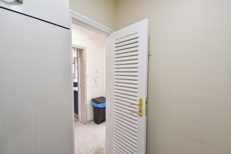 Apartamento à venda com 174m², 4 quartos e 4 vagas Apartamento à venda com 174m², 4 quartos e 4 vagasDespensa