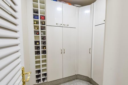 Apartamento à venda com 174m², 4 quartos e 4 vagas Apartamento à venda com 174m², 4 quartos e 4 vagasDespensa
