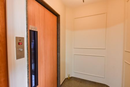 Apartamento à venda com 174m², 4 quartos e 4 vagas Apartamento à venda com 174m², 4 quartos e 4 vagasHall privativo elevador
