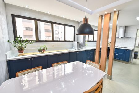 Apartamento à venda com 174m², 4 quartos e 4 vagas Apartamento à venda com 174m², 4 quartos e 4 vagasSala de almoço