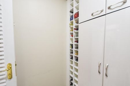 Apartamento à venda com 174m², 4 quartos e 4 vagas Apartamento à venda com 174m², 4 quartos e 4 vagasDespensa