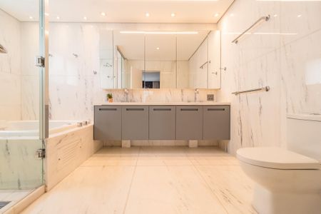 Apartamento para alugar com 285m², 3 quartos e 5 vagas Apartamento para alugar com 285m², 3 quartos e 5 vagasBanheiro da Suíte 3