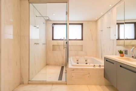 Apartamento para alugar com 285m², 3 quartos e 5 vagas Apartamento para alugar com 285m², 3 quartos e 5 vagasBanheiro da Suíte 3