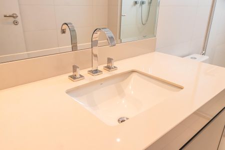 Apartamento para alugar com 285m², 3 quartos e 5 vagas Apartamento para alugar com 285m², 3 quartos e 5 vagasBanheiro da Suíte 1