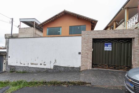 Casa à venda com 320m², 4 quartos e 5 vagasFachada