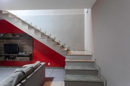 Casa à venda com 320m², 4 quartos e 5 vagasEscada