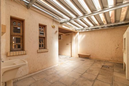 Casa de condomínio à venda com 236m², 3 quartos e 1 vagaQuintal