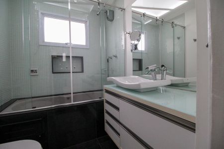 Apartamento à venda com 128m², 3 quartos e 2 vagas Apartamento à venda com 128m², 3 quartos e 2 vagasBanheiro da Suíte