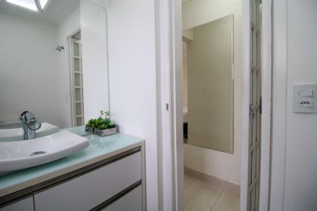 Apartamento à venda com 128m², 3 quartos e 2 vagas Apartamento à venda com 128m², 3 quartos e 2 vagasBanheiro da Suíte