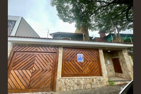 Casa para alugar com 300m², 4 quartos e 4 vagasPlaca instalada na fachada do imóvel 