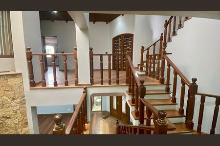 Casa para alugar com 300m², 4 quartos e 4 vagasHall escada