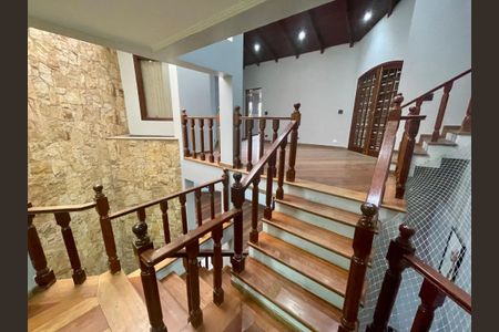 Casa para alugar com 300m², 4 quartos e 4 vagasHall escada