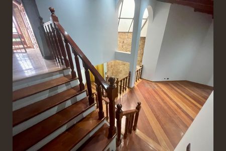 Casa para alugar com 300m², 4 quartos e 4 vagasHall Escada