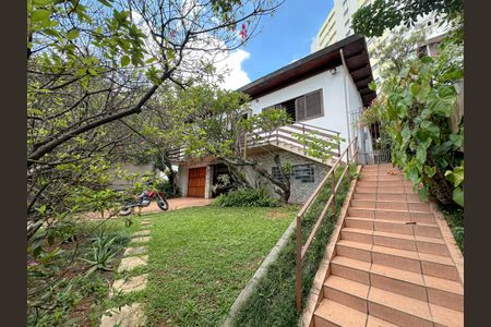 Casa para alugar com 800m², 4 quartos e 2 vagasFachada