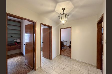 Casa para alugar com 800m², 4 quartos e 2 vagasCorredor