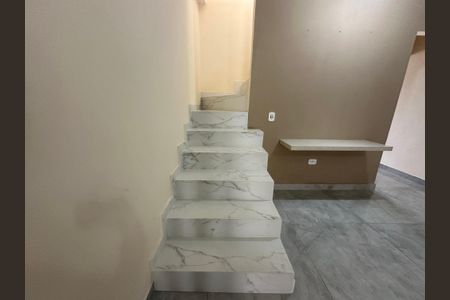 Escada de casa para alugar com 2 quartos, 200m² em Parque Viana, Barueri