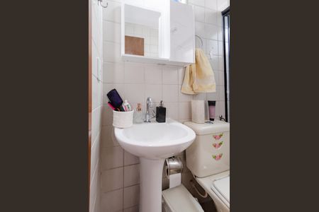 Banheiro de apartamento à venda com 2 quartos, 53m² em João Pinheiro, Belo Horizonte