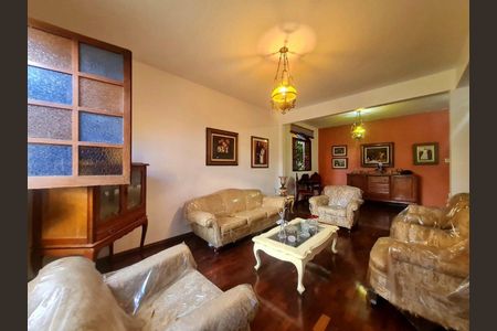 Casa à venda com 3 quartos, 180m² em Santa Efigênia, Belo Horizonte