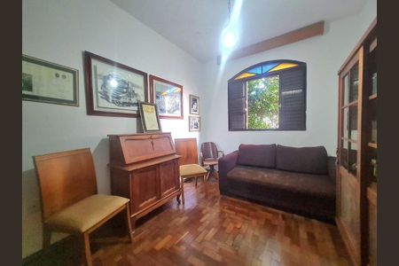 Casa à venda com 3 quartos, 180m² em Santa Efigênia, Belo Horizonte