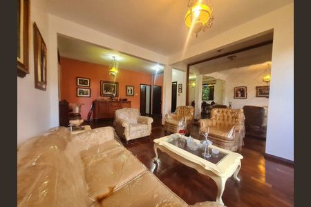 Casa à venda com 3 quartos, 180m² em Santa Efigênia, Belo Horizonte