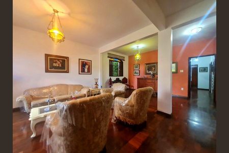 Casa à venda com 3 quartos, 180m² em Santa Efigênia, Belo Horizonte