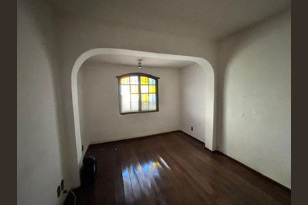 Casa à venda com 5 quartos, 400m² em Sagrada Família, Belo Horizonte