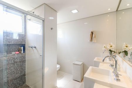 Apartamento à venda com 135m², 2 quartos e 2 vagas Apartamento à venda com 135m², 2 quartos e 2 vagasBanheiro da Suíte 1