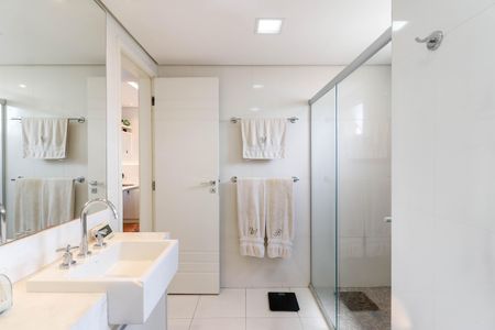 Apartamento à venda com 135m², 2 quartos e 2 vagas Apartamento à venda com 135m², 2 quartos e 2 vagasBanheiro da Suíte 1