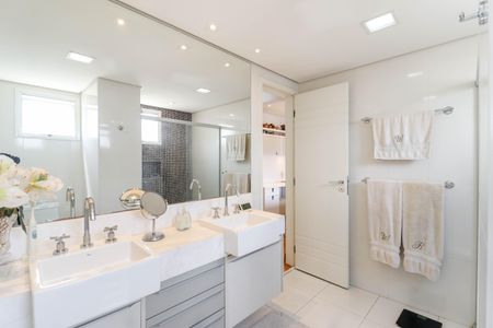 Apartamento à venda com 135m², 2 quartos e 2 vagas Apartamento à venda com 135m², 2 quartos e 2 vagasBanheiro da Suíte 1