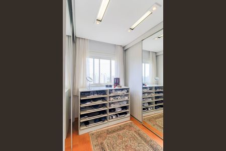 Apartamento à venda com 135m², 2 quartos e 2 vagas Apartamento à venda com 135m², 2 quartos e 2 vagasCloset da Suíte 1