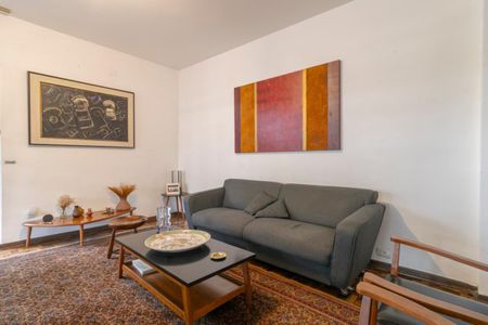 Casa à venda com 220m², 5 quartos e 3 vagas Casa à venda com 220m², 5 quartos e 3 vagasSala