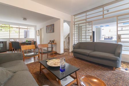 Casa à venda com 220m², 5 quartos e 3 vagas Casa à venda com 220m², 5 quartos e 3 vagasSala