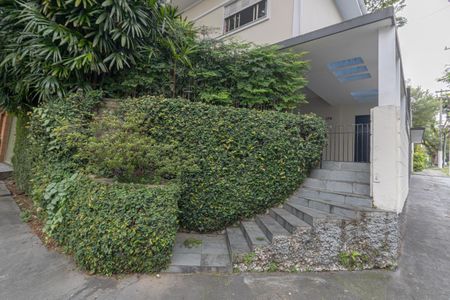 Casa à venda com 220m², 5 quartos e 3 vagas Casa à venda com 220m², 5 quartos e 3 vagasFachada