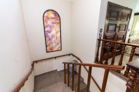 Casa para alugar com 360m², 3 quartos e 4 vagas Casa para alugar com 360m², 3 quartos e 4 vagasEscada de Entrada