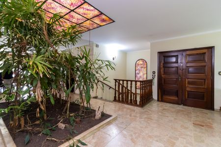 Casa para alugar com 360m², 3 quartos e 4 vagas Casa para alugar com 360m², 3 quartos e 4 vagasEntrada e Jardim de Inverno