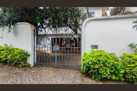 Casa para alugar com 360m², 3 quartos e 4 vagas Casa para alugar com 360m², 3 quartos e 4 vagasFachada