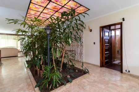 Casa para alugar com 360m², 3 quartos e 4 vagas Casa para alugar com 360m², 3 quartos e 4 vagasEntrada e Jardim de Inverno