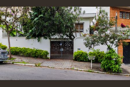 Casa para alugar com 360m², 3 quartos e 4 vagas Casa para alugar com 360m², 3 quartos e 4 vagasFachada